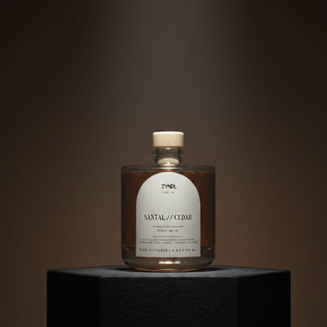 cedar scented reed diffuser Elegant rcedar scented reed diffuser with wooden cap