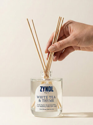 Reed diffuser with white tea scent